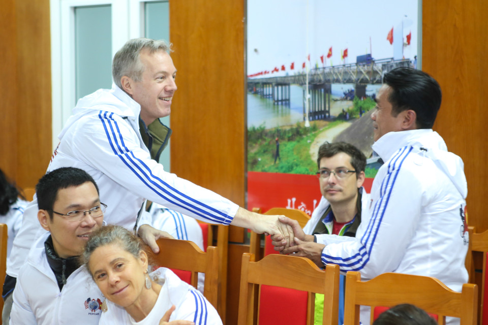 Ngài Ted Osius bắt tay với anh Nguyễn Quang Thắng, một bệnh nhân đang điều trị tại Trung tâm Phòng chống HIV/AIDS tỉnh Nghệ An. Đây là một trong những tỉnh được tiếp nhận chương trình Kế hoạch cứu trợ khẩn cấp của Tổng thống Hoa Kỳ về phòng, chống HIV/AIDS. (Ảnh: Minh Sơn/Vietnam+)