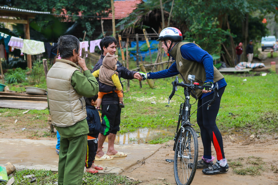 Những cuộc gặp gỡ với người dân địa phương dọc chuyến hành trình đạp xe đã nhắc nhở Ngài Ted Osius rằng quan hệ tốt đẹp giữa Việt Nam và Hoa Kỳ không chỉ diễn ra ở cấp chính phủ mà ngoại giao nhân dân ngày càng được tăng cường. (Ảnh: Minh Sơn/Vietnam+)