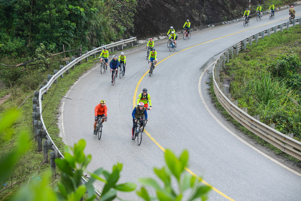 Hay hình ảnh đổ đèo ngoạn mục trong chuyến hành trình tới tỉnh Hà Tĩnh. (Ảnh: Minh Sơn/Vietnam+)