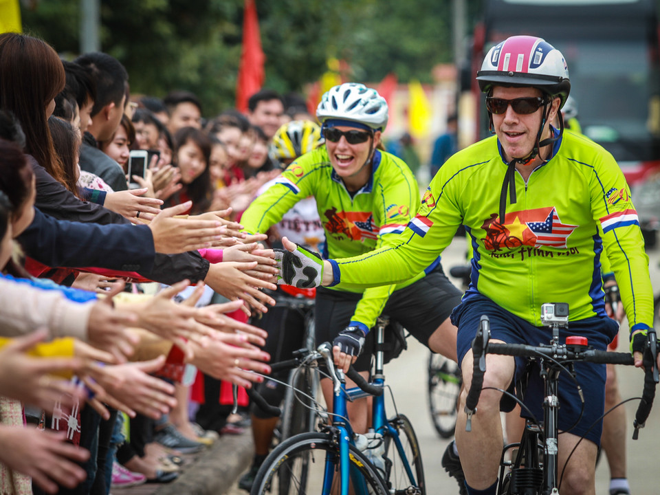 Hàng trăm sinh viên trường Đại học Quảng Bình tiếp đón nồng hậu Ngài Ted Osius khi ông đến thăm và nói chuyện cùng các bạn tại đây. (Ảnh: Minh Sơn/Vietnam+)