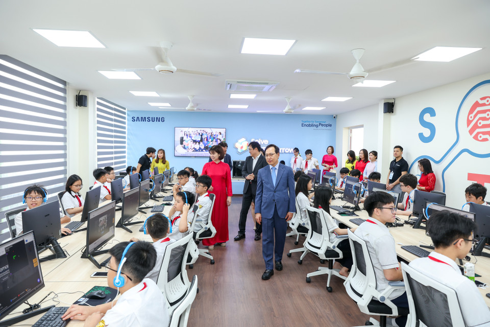 Theo đó, từ năm 2023 các trường có đội thi đạt giải nhất cùng các trường tích cực tham gia cuộc thi nhất sẽ được Samsung tài trợ xây dựng Không gian sáng tạo STEM trị giá 70 ngàn USD. (Ảnh: Minh Sơn/Vietnam+)