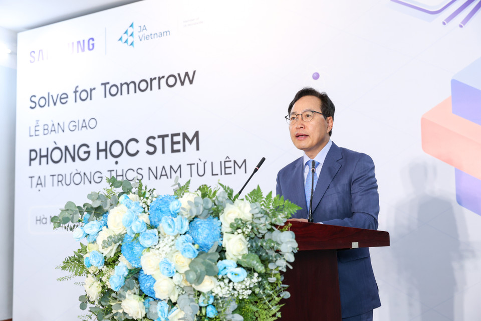 Ông Choi Joo Ho - Tổng giám đốc Tổ hợp Samsung Việt Nam cho biết: “Chúng ta đang sống trong thời đại mà trình độ khoa học công nghệ quyết định năng lực cạnh tranh của một quốc gia. Tôi mong các em sẽ nhớ rằng Việt Nam chỉ có thể trở thành cường quốc công nghệ khi các em phát triển thành những nhân tài khoa học công nghệ. Samsung Việt Nam cùng với các thầy cô tại đây sẽ hỗ trợ nhiệt tình để các em có thể phát triển thành những tài năng khoa học và hơn nữa là những nhà lãnh đạo dẫn dắt tương lai của Việt Nam." (Ảnh: Minh Sơn/Vietnam+)