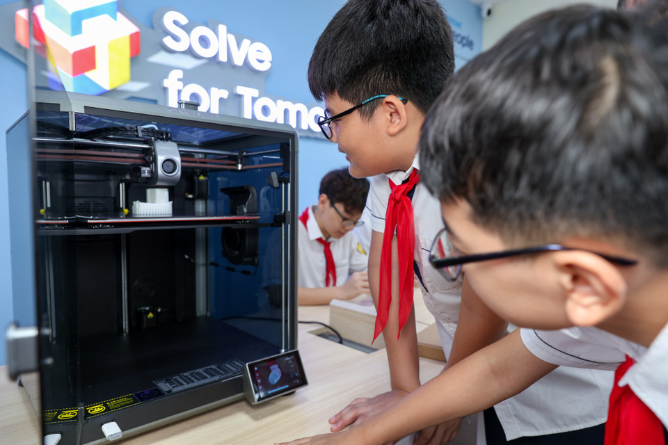 Đặc biệt Samsung còn trang bị máy in 3D và máy gia công tạo hình sản phẩm (máy CNC) giúp các em học sinh thỏa sức biến ý tưởng thành mô hình thực. (Ảnh: Minh Sơn/Vietnam+)