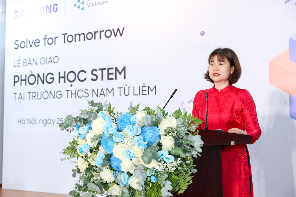 Thay mặt nhà trường, cô Hoàng Thị Yến - Hiệu trưởng trường Trung học cơ sở Nam Từ Liêm cho biết: "Chúng tôi hiểu, bên cạnh giá trị về vật chất, STEM Lab còn có giá trị to lớn về tinh thần, đó là sự quan tâm, bồi dưỡng các thế hệ trẻ Việt Nam mà Samsung hướng tới. Ban giám hiệu nhà trường đã lên các kế hoạch trong thời gian tới để khai thác, sử dụng hiệu quả nhất, không chỉ học sinh thi Solve for Tomorrow mà các cuộc thi, các hoạt động ứng dụng công nghệ, kỹ thuât khác sẽ có nhiều học sinh được vào học tại phòng STEM Lab." (Ảnh: Minh Sơn/Vietnam+)