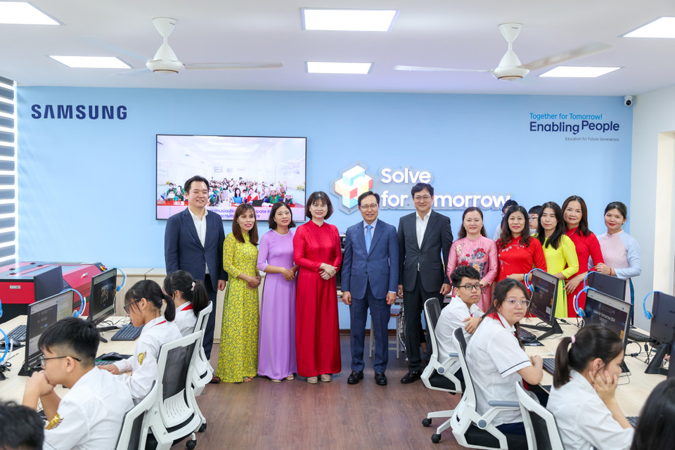 Hoạt động trao tặng phòng STEM Lab nằm trong khuôn khổ cuộc thi Solve for Tomorrow của Samsung. (Ảnh: Minh Sơn/Vietnam+)