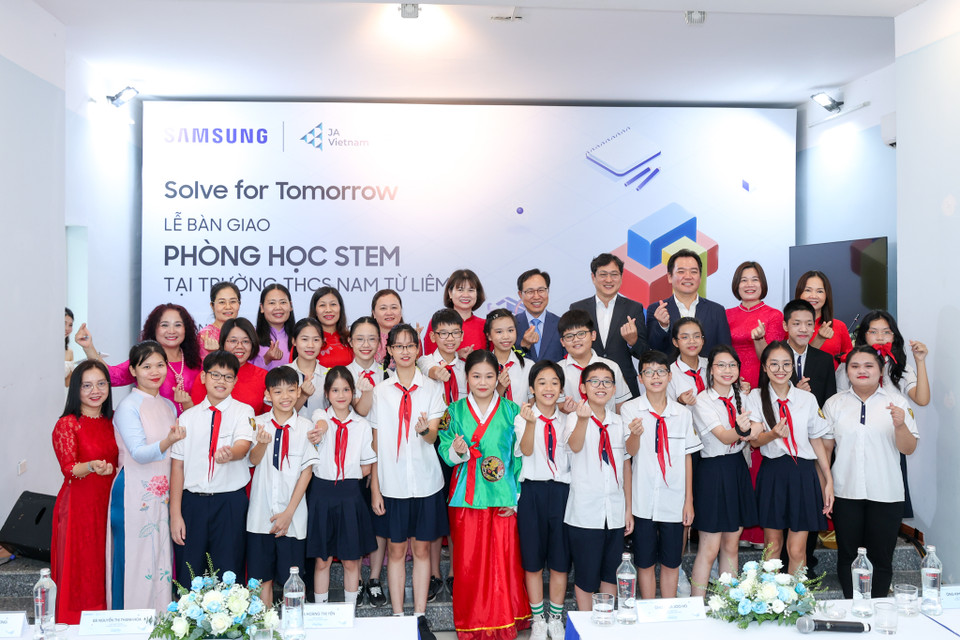 Ngày 25/6 tại Hà Nội, Samsung Việt Nam đã trao tặng phòng học chức năng STEM Lab cho Trường Trung học cơ sở Nam Từ Liêm (Hà Nội) nhằm tạo cho các em học sinh tại đây có không gian, điều kiện nghiên cứu và ứng dụng khoa học công nghệ, giúp các em sẵn sàng làm chủ tương lai. (Ảnh: Minh Sơn/Vietnam+)