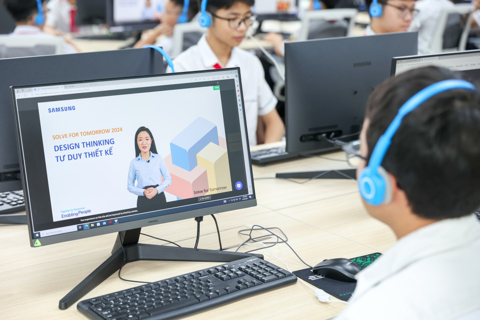 Phòng STEM Lab được Samsung trao tặng với nhiều trang thiết bị hiện đại bao gồm 30 bộ máy tính, hệ thống máy chiếu, điều hòa, tivi Samsung… (Ảnh: Minh Sơn/Vietnam+)