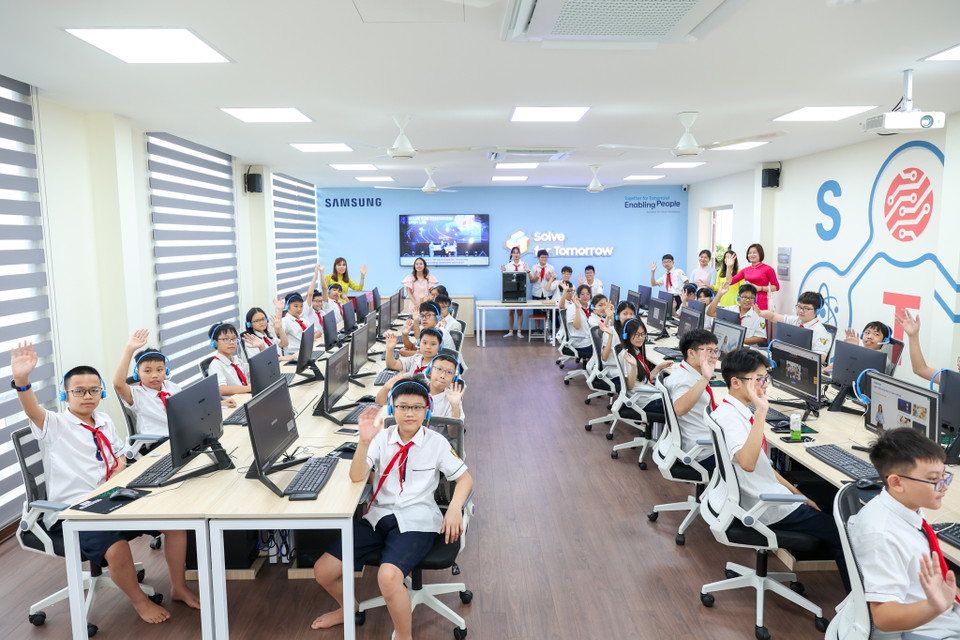 Dự kiến trong thời gian tới Samsung sẽ tiếp tục trao tặng phòng STEM Lab cho các trường khác như: Trường Trung học phổ thông chuyên Hà Nội – Amsterdam, trường Trung học cơ sở Thuận An, Hậu Giang và trường Trung học phổ thông Nhuận Phú Tân, Bến Tre. (Ảnh: Minh Sơn/Vietnam+)