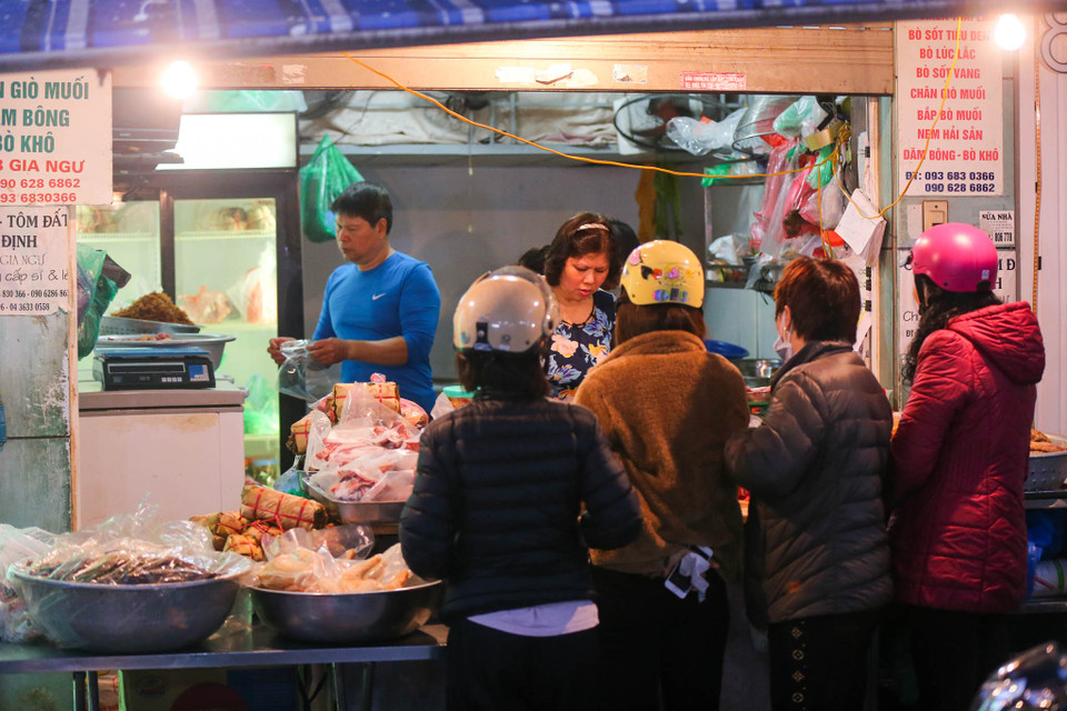 Nhưng thứ tạo nên thương hiệu khiến người ta phải nhớ đến chợ Hàng Bè là thực phẩm nấu sẵn. (Ảnh: Minh Sơn/Vietnam+)