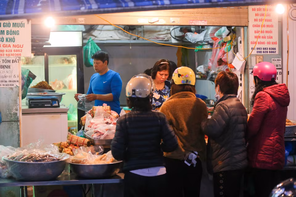 Nhưng thứ tạo nên thương hiệu khiến người ta phải nhớ đến chợ Hàng Bè là thực phẩm nấu sẵn. (Ảnh: Minh Sơn/Vietnam+)