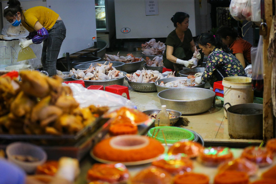 Gà được làm thịt trực tiếp tại cửa hàng, cứ mỗi một nồi luộc khoảng 15 con gà. Sau 40 phút gà được vớt ra tạo dáng để bán cho khách. (Ảnh: Minh Sơn/Vietnam+)