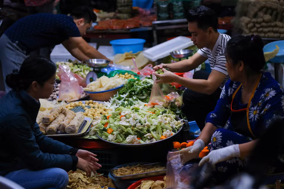 Từ 6 giờ sáng, chợ Hàng Bè đã rộn ràng tiếng người bán kẻ mua. (Ảnh: Minh Sơn/Vietnam+)
