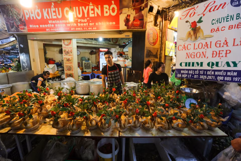 Chợ Hàng Bè ngày nay chạy dọc các con phố từ Gia Ngư, Hàng Bè và ngõ Trung Yên, trong khu phố cổ Hà Nội nhưng lại nổi tiếng bởi tập hợp đầy đủ các cửa hàng bán thực phẩm và đồ ăn chế biến sẵn. (Ảnh: Minh Sơn/Vietnam+)