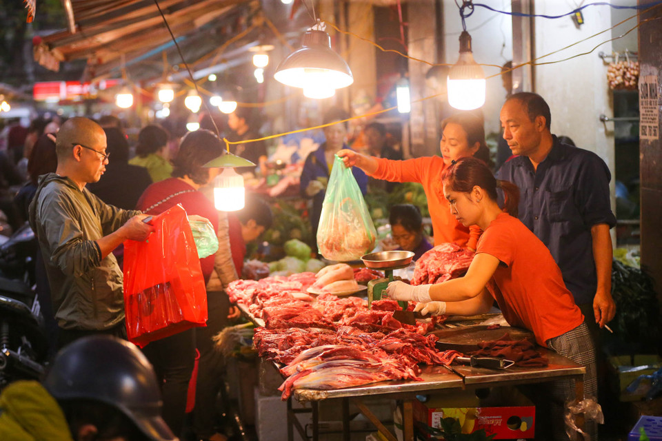 Cũng bởi vì đây là ngày cuối cùng của năm cũ nên chợ tấp nập hơn mọi ngày. (Ảnh: Minh Sơn/Vietnam+)