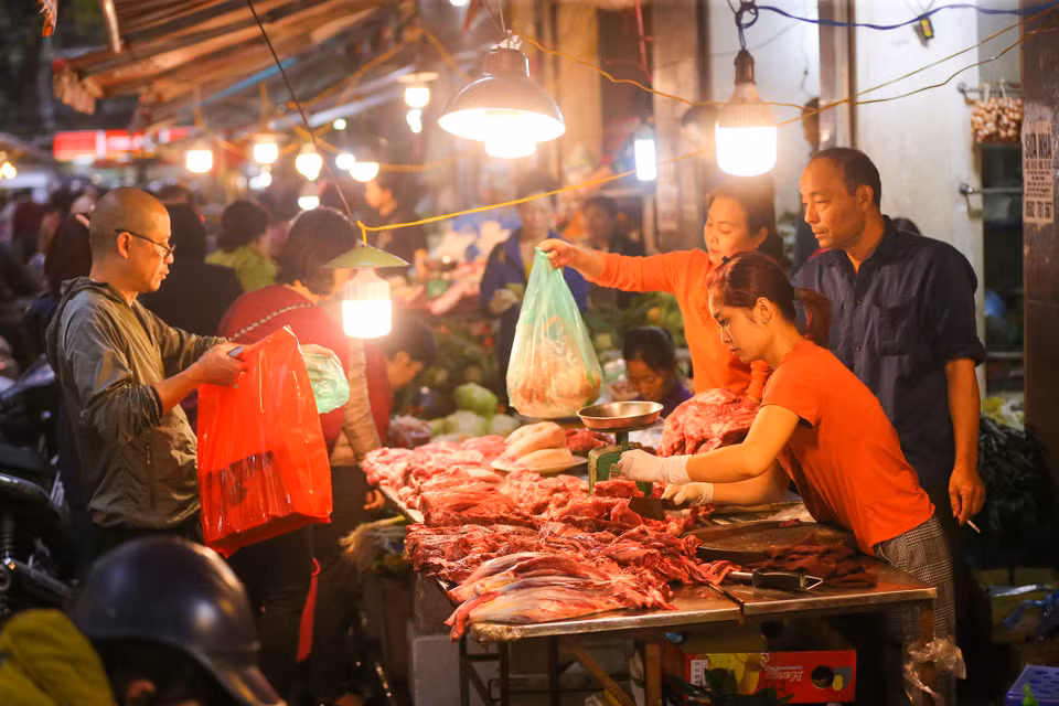 Cũng bởi vì đây là ngày cuối cùng của năm cũ nên chợ tấp nập hơn mọi ngày. (Ảnh: Minh Sơn/Vietnam+)