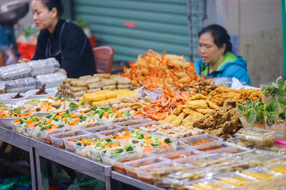 Với những người bận rộn thì chỉ cần dạo một vòng quanh chợ Hàng Bè đã dư sức có một mâm cỗ đủ món kèm với hoa, quả để bày mâm ngũ quả. (Ảnh: Minh Sơn/Vietnam+)