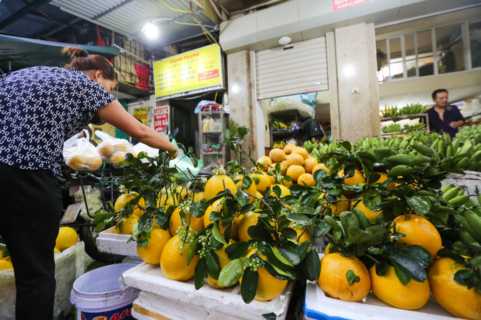 Đó có lẽ cũng là sức hút riêng khiến khu chợ trong phố cổ này là điểm hẹn quan thuộc mỗi dịp Tết của người dân Thủ đô. (Ảnh: Minh Sơn/Vietnam+)