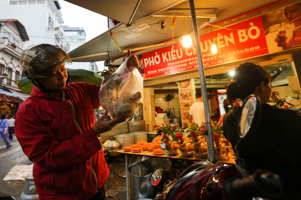 Ước tính trong buổi sáng 30 Tết, mỗi cửa hàng bán được hàng trăm con gà trống luộc sẵn. (Ảnh: Minh Sơn/Vietnam+)