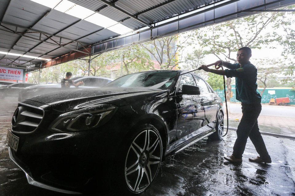 Một số dòng xe cao cấp như Lexus, Mercedes-Benz hay Audi có chi phí cao hơn, giá từ 1 - 1,5 triệu đồng/xe. (Ảnh: Minh Sơn/Vietnam+)