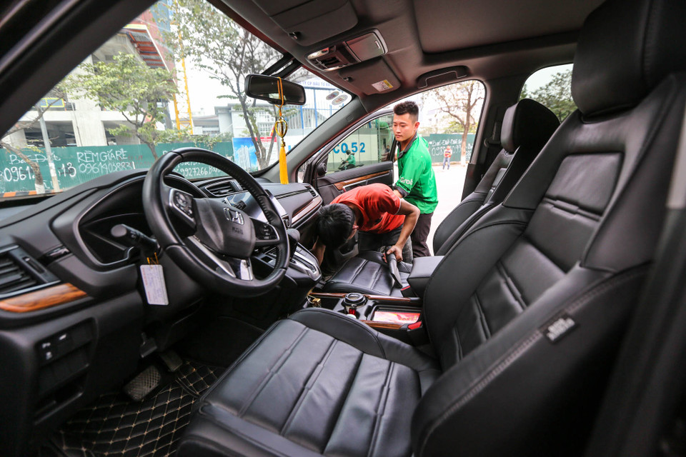 Muốn đáp ứng nhu cầu của khách hàng, nhiều khi phải thuê thêm nhân viên làm việc từ sáng đến tối. (Ảnh: Minh Sơn/Vietnam+)