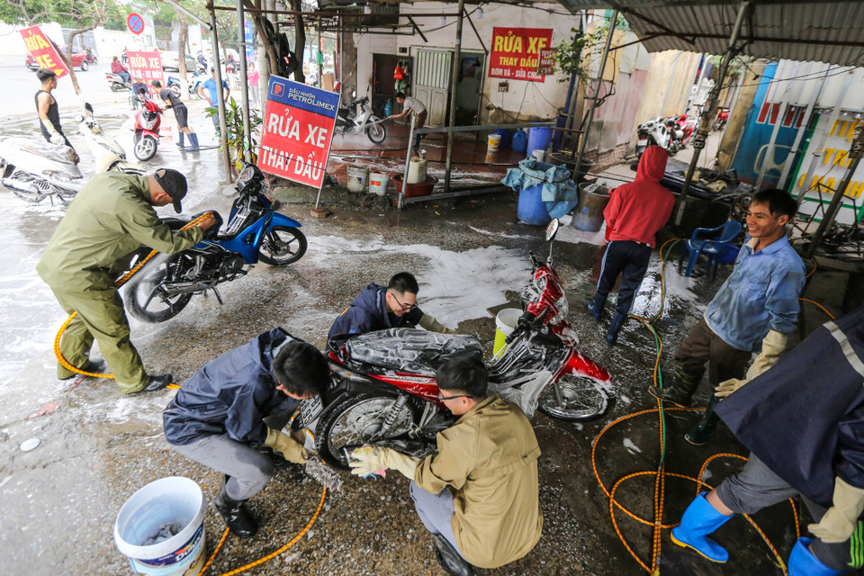 Dịp cận Tết Nguyên đán Canh Tý năm nay, các tiệm rửa xe máy, ôtô tại Hà Nội lúc nào cũng trong tình trạng quá tải. (Ảnh: Minh Sơn/Vietnam+)