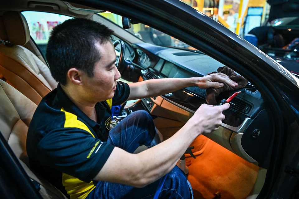 Vì nhu cầu bảo dưỡng xe dịp cận Tết quá đông nên nhiều chủ gara đã khuyến cáo các chủ xe nên gọi điện đặt lịch trước khi mang xe đến. (Ảnh: Minh Sơn/Vietnam+)