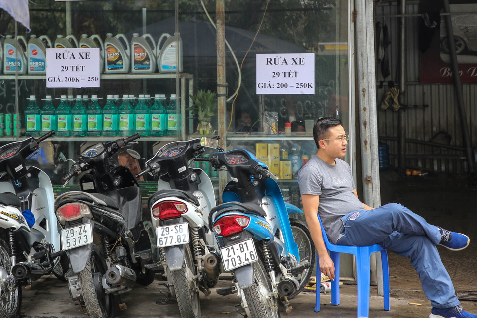 Nếu có nhu cầu dọn dẹp nội thất như hút bụi, tẩy vết ố bẩn, đánh bóng,... khách hàng sẽ phải chi trả tới 500.000 tới 1 triệu đồng/xe, tùy thuộc vào kích cỡ. (Ảnh: Minh Sơn/Vietnam+)