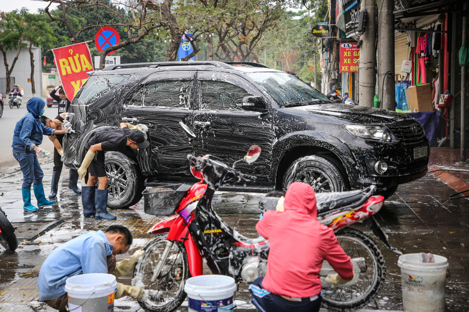 Giá rửa xe máy tại nhiều cửa hàng ở Hà Nội những ngày sát Tết giá đã tăng lên đến 50.000 đồng/lượt. (Ảnh: Minh Sơn/Vietnam+)