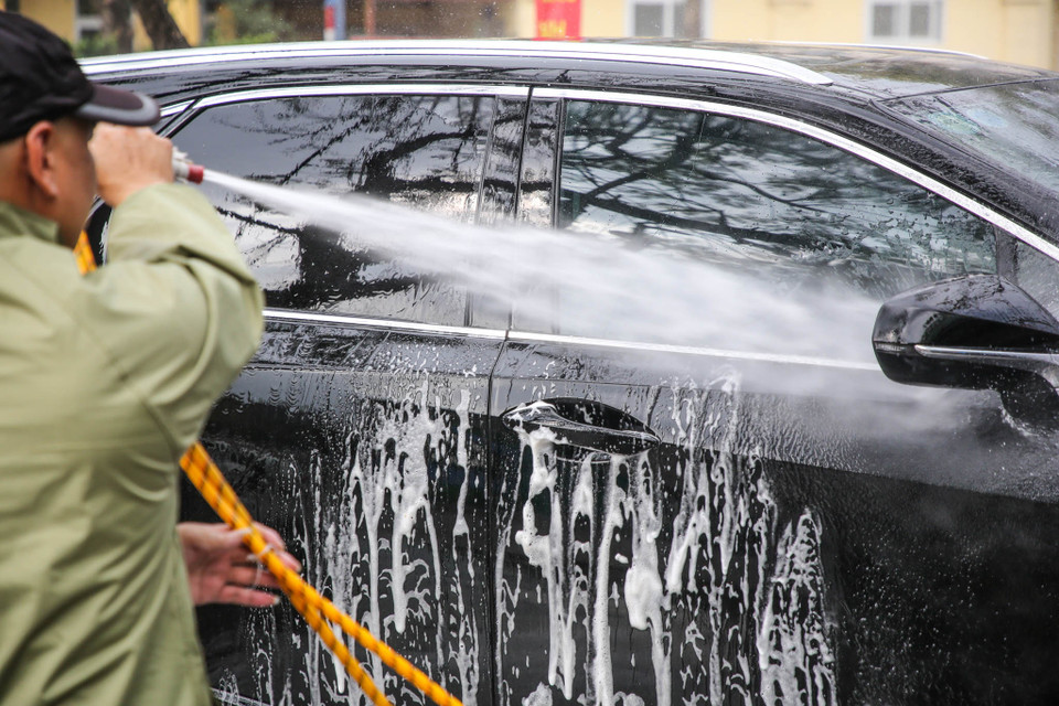 Chính vì vậy, giá rửa ôtô, xe máy dịp này cũng tăng lên đáng kể. (Ảnh: Minh Sơn/Vietnam+)