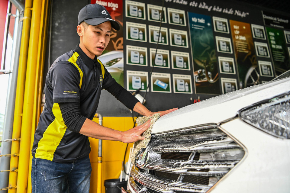 Dù vất vả nhưng lợi nhuận cao và muốn thu hút khách hàng quen nên các tiệm sửa xe đều cố gắng làm việc liên tục từ sáng sớm đến tận 8 - 9 giờ tối mới nghỉ. (Ảnh: Minh Sơn/Vietnam+)