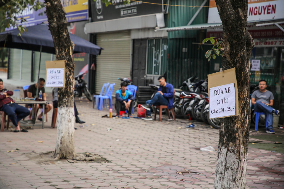 Trên đường Trương Công Giai, nhiều gara đã treo biển dịch vụ rửa, chăm sóc xe ôtô giá lên tới 250 ngàn đồng/lượt. (Ảnh: Minh Sơn/Vietnam+)
