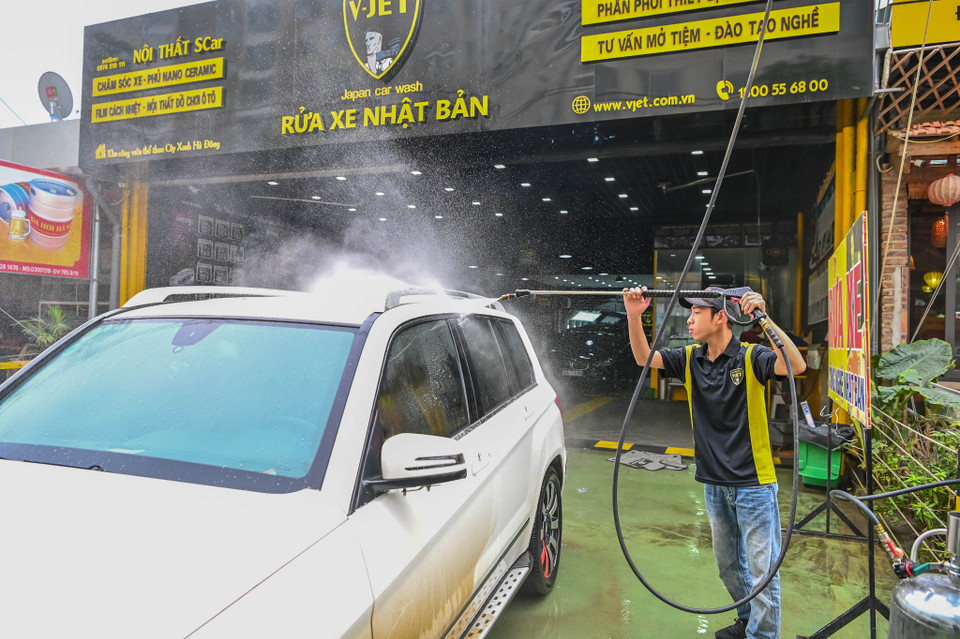 Mỗi chiếc ôtô sẽ mất khoảng 30 phút lau rửa, dọn dẹp. (Ảnh: Minh Sơn/Vietnam+)
