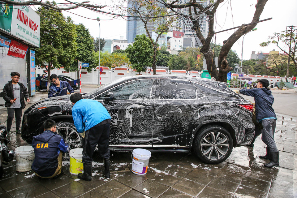 Những ngày bình thường trong năm giá rửa xe ôtô dao động từ 50 - 70.000 đồng/lượt thì thời điểm gần Tết sẽ đội lên tới 3, 4 lần. (Ảnh: Minh Sơn/Vietnam+)