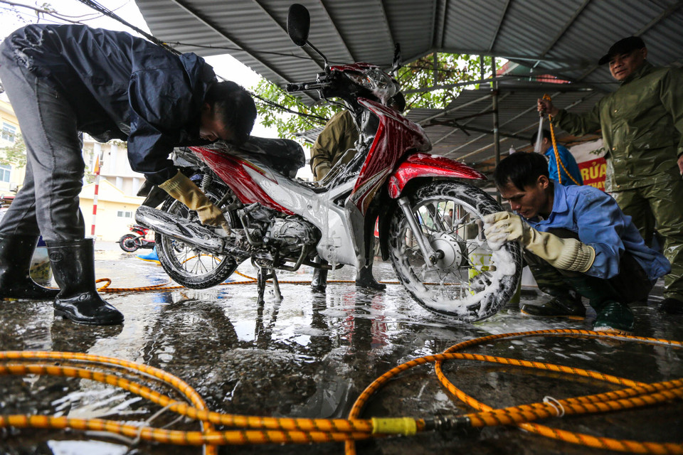 Đặc biệt, từ ngày 25 Tết, lượng khách hàng rửa xe tại các tiệm rửa xe đã tăng gấp 3, gấp 4 lần so với ngày bình thường. (Ảnh: Minh Sơn/Vietnam+)