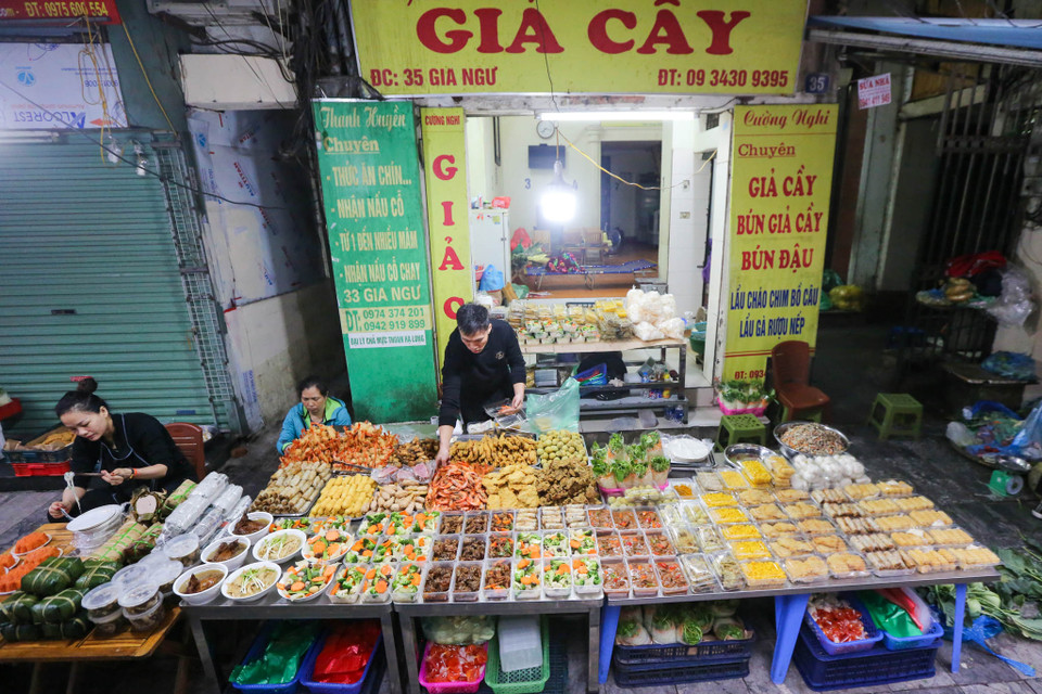 Chợ Hàng Bè nổi tiếng từ lâu với nhiều món ăn đặc sản chế biến sẵn. (Ảnh: Minh Sơn/Vietnam+)