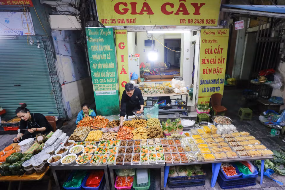 Chợ Hàng Bè nổi tiếng từ lâu với nhiều món ăn đặc sản chế biến sẵn. (Ảnh: Minh Sơn/Vietnam+)