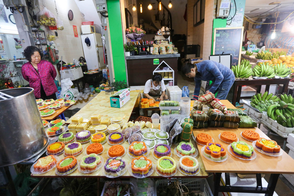 Chợ nhỏ nhưng tất cả những gì cần cho một mâm cỗ cúng giao thừa ở đây đều hội tụ đủ. (Ảnh: Minh Sơn/Vietnam+)