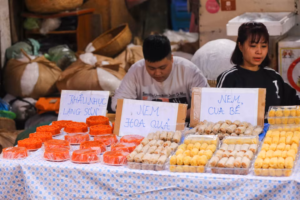 Nhiều người cũng đặt biệt danh cho khu chợ này là 'Chợ nhà giàu' vì các đồ ăn tại đây bán đắt hơn mọi nơi. (Ảnh: Minh Sơn/Vietnam+)