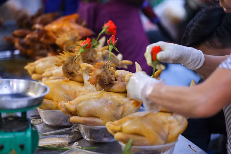 Gà luộc được bán với giá 400 ngàn đồng/cân. (Ảnh: Minh Sơn/Vietnam+)