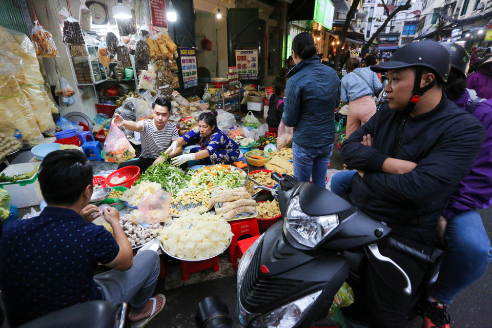 Ngay cả những thứ cầu kỳ như canh bóng, chim quay, chim hầm cũng có đến vài hàng, hàng nào cũng đầy đủ nguyên liệu và rất tươi ngon. (Ảnh: Minh Sơn/Vietnam+)