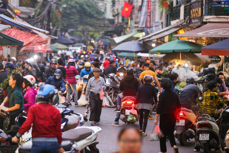 Sáng 30 Tết, người dân bắt đầu đổ về các chợ ở Hà Nội để mua sắm những mặt hàng tươi ngon phục vụ 3 ngày Tết. Chợ Hàng Bè (quận Hoàn Kiếm) là một trong những địa điểm ưa thích của người dân dịp cuối năm. (Ảnh: Minh Sơn/Vietnam+)