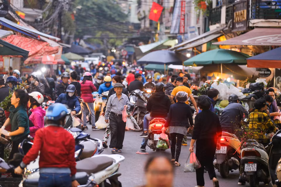 Sáng 30 Tết, người dân bắt đầu đổ về các chợ ở Hà Nội để mua sắm những mặt hàng tươi ngon phục vụ 3 ngày Tết. Chợ Hàng Bè (quận Hoàn Kiếm) là một trong những địa điểm ưa thích của người dân dịp cuối năm. (Ảnh: Minh Sơn/Vietnam+)
