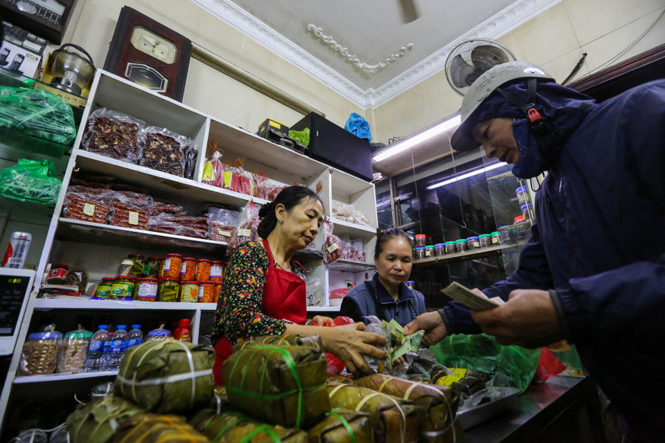 Bên trong cửa hàng, bà chủ Nguyễn Thị Chấn luôn tay tất bật bán hàng cho khách. (Ảnh: Minh Sơn/Vietnam+)