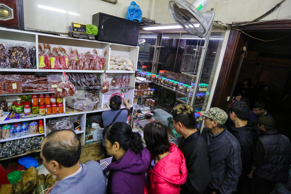 Nơi đây, vẫn được khách hàng gọi bằng cái tên “cửa hàng thời bao cấp” vì cứ mỗi dịp Tết đến, rất nhiều người tới đây mua những chiếc bánh chưng cúng gia tiên đầu năm mới. (Ảnh: Minh Sơn/Vietnam+)