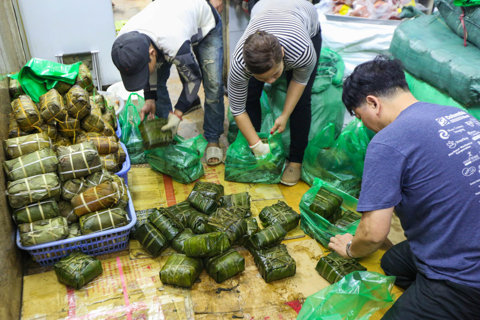 Nhiều khách hàng thích mua tại đây vì bánh chưng vỏ mỏng, có mùi thơm nếp, nhân đậm đà, ít cay và có hương vị riêng. (Ảnh: Minh Sơn/Vietnam+)