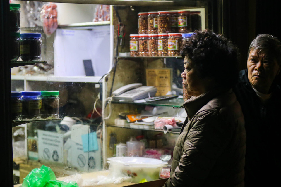 Cô Lan (Bảo Khánh, Hà Nội) cho biết, năm nào cô cũng mua bánh chưng tại cửa hàng này vì đây là thương hiệu lâu đời. Năm nay sợ cảnh xếp hàng đông nên cô đã đứng chờ từ 5 giờ sáng. (Ảnh: Minh Sơn/Vietnam+)