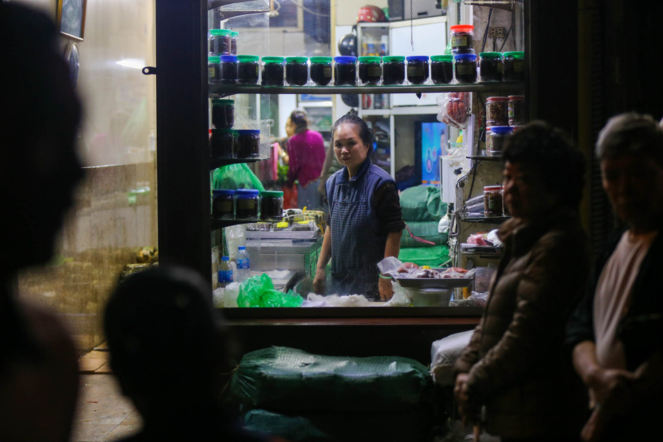 Chính vì vậy, cứ qua 23 tháng Chạp là rất đông người dân xếp hàng trên con phố Hàng Bông, tạo nên một khung cảnh hết sức thú vị. (Ảnh: Minh Sơn/Vietnam+)