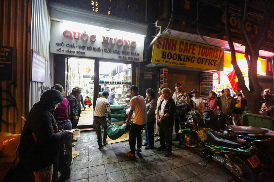 Theo chủ cửa hàng giò chả Quốc Hương, trong sáng 30 Tết chỉ có khoảng 500 bánh chưng loại 70 ngàn đồng/chiếc được chuyển về cửa hàng. Giá các mặt hàng khác như: chân giò, thịt bò khô, nem chua, thịt lợn xông khói… giá không thay đổi so với thường ngày. (Ảnh: Minh Sơn/Vietnam+)