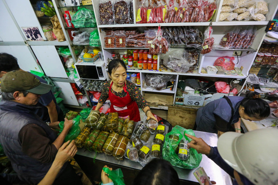 Nhiều người dân đến mua tại đây cho biết, tầm này năm ngoái phải chen nhau để vào mua được cặp bánh chưng. 