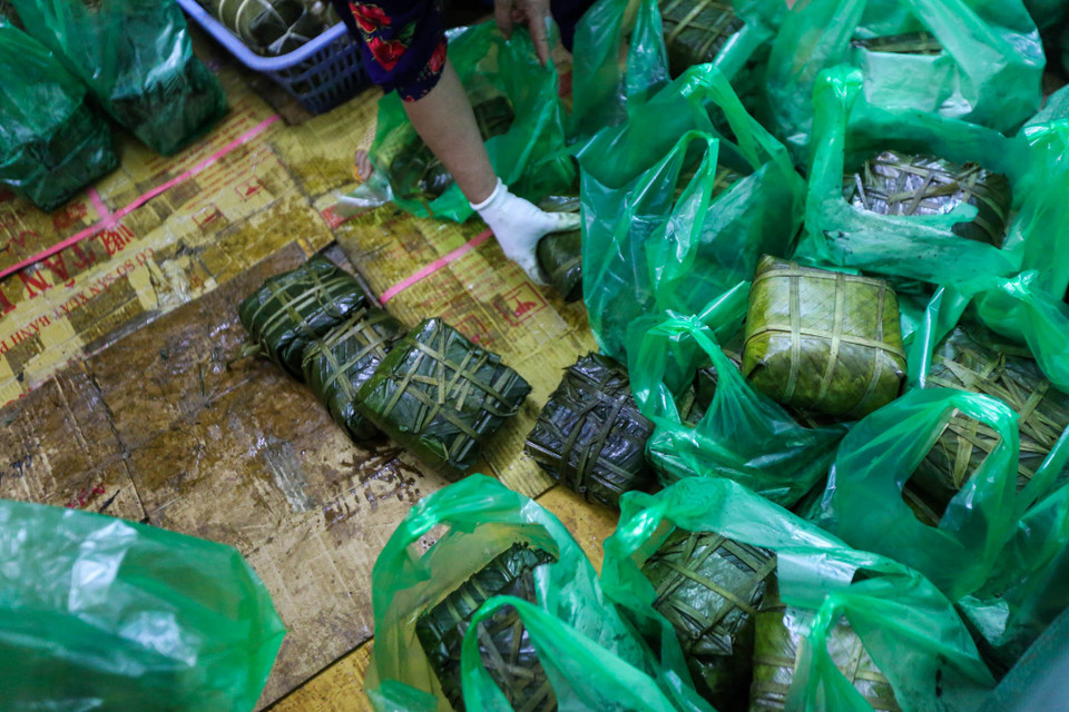 Những chiếc bánh chưng được xếp riêng vào từng túi nilon theo yêu cầu của khách hàng. Đa số người đến cửa hàng đều mua từ 1 cặp bánh chưng trở lên. (Ảnh: Minh Sơn/Vietnam+)